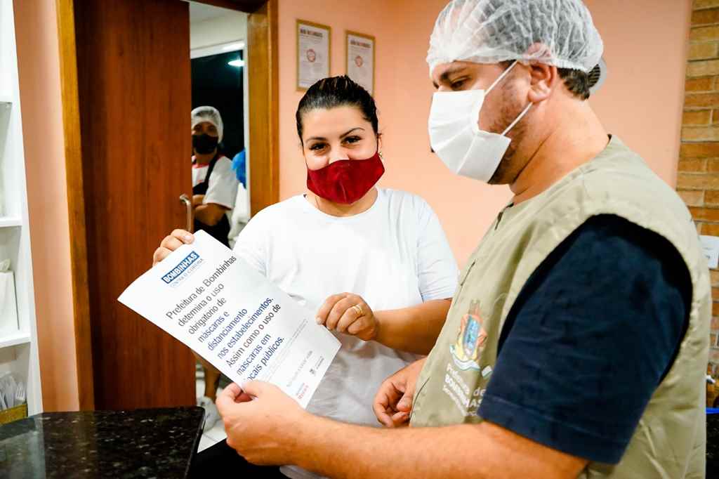 BOMBINHAS - Prefeitura de Bombinhas faz ação de fiscalização e conscientização no comércio local - Foto: Manoel Caetano