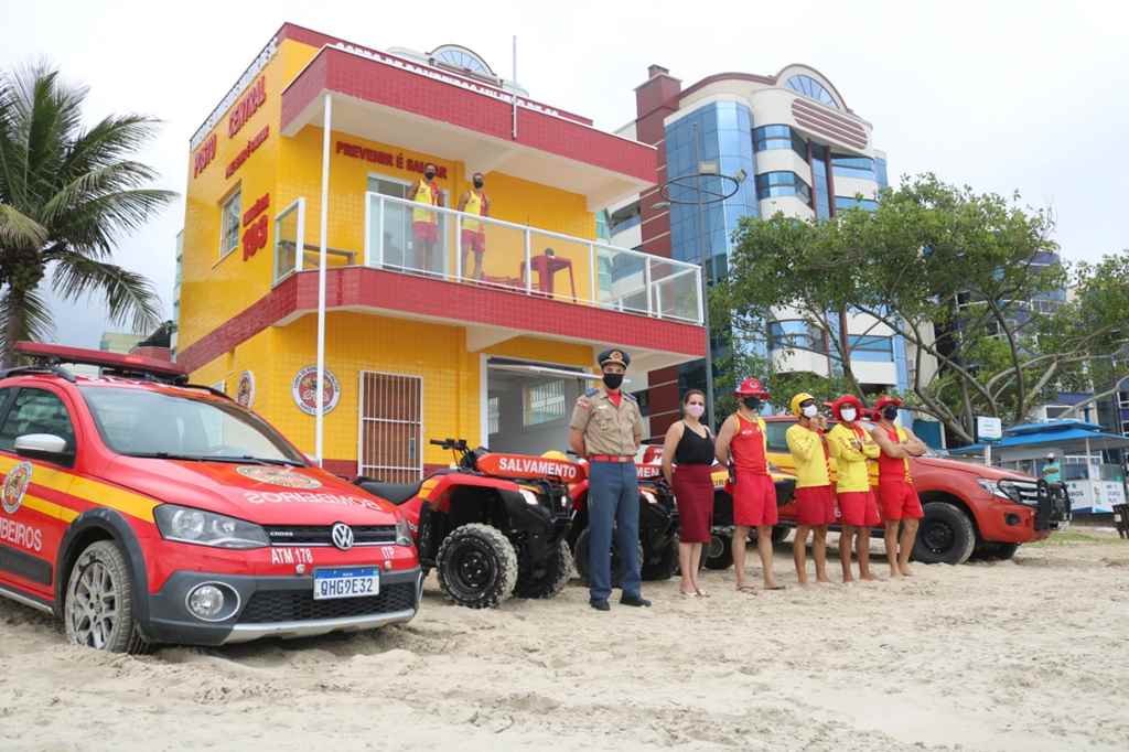 Prefeita Nilza Simas entrega novo posto de guarda-vidas no Centro