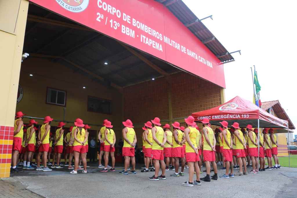 Corpo de Bombeiros Militar realiza formatura e Governo Municipal entrega de novos equipamentos
