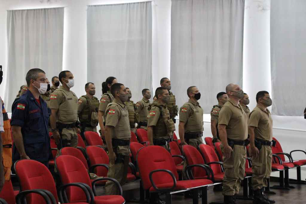 PORTO BELO - Policiais Militares chegam à Porto Belo para a Operação Veraneio