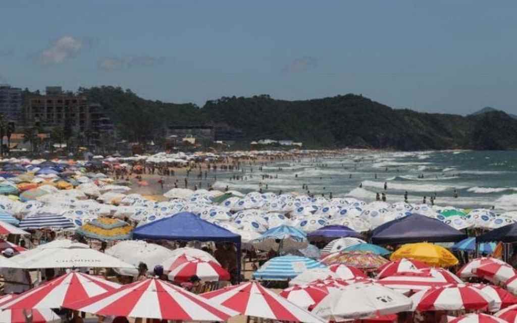 Especialistas apontam que a distância segura entre pessoas na praia deve ser de 2 metros(Foto: Luiz Carlos Souza/NSC TV, Arquivo)