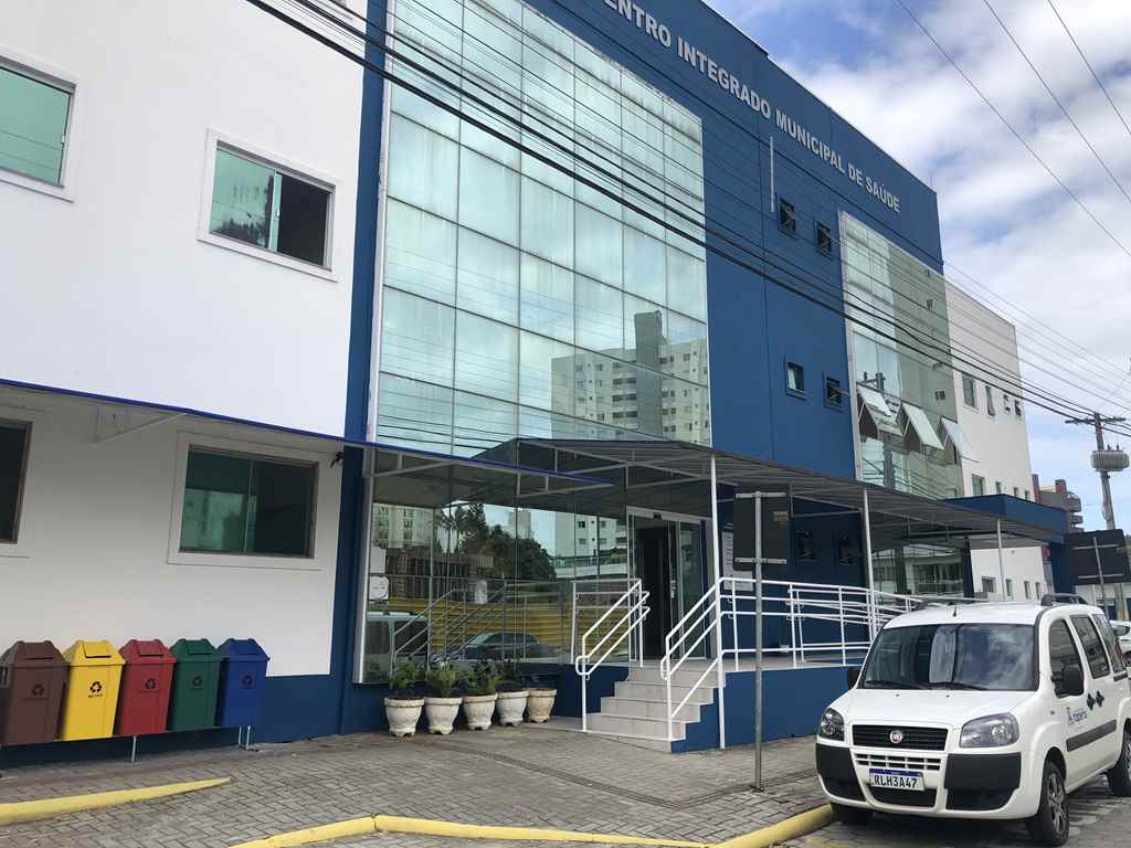 Prefeita Nilza Simas entrega reforma e instalação do elevador no CIMS