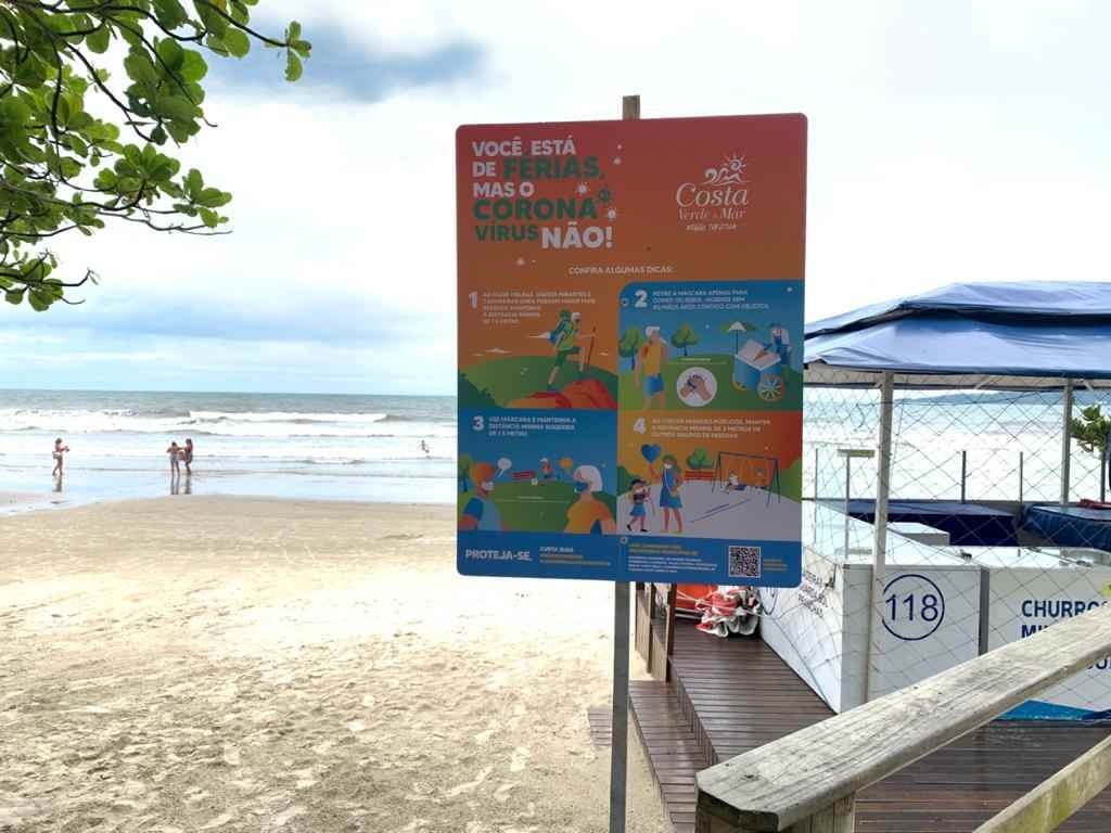 Praias recebem placas de orientação sobre os protocolos contra o Covid-19
