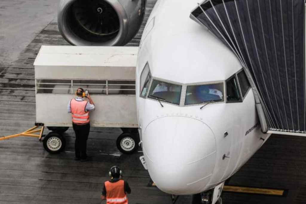 Voo chegou às 8h40, no Aeroporto de Florianópolis(Foto: Diorgenes Pandini/ NSC Total)