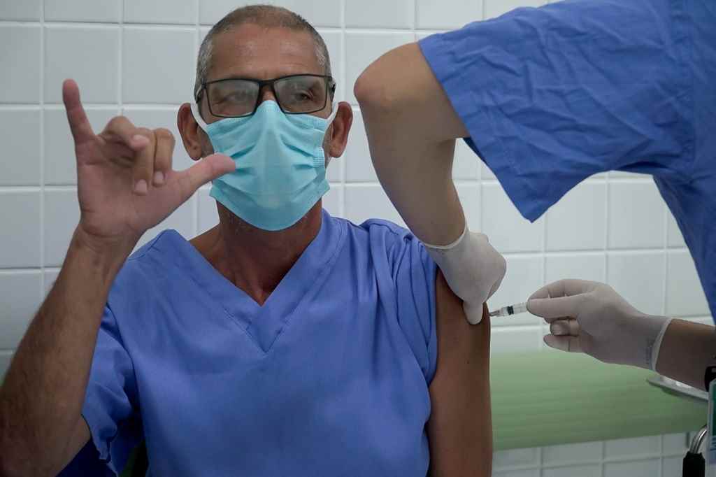 BOMBINHAS - A vacinação contra o COVID-19 começou nesta terça-feira(19) em profissionais da saúde de Bombinhas - Foto: Manoel Caetano