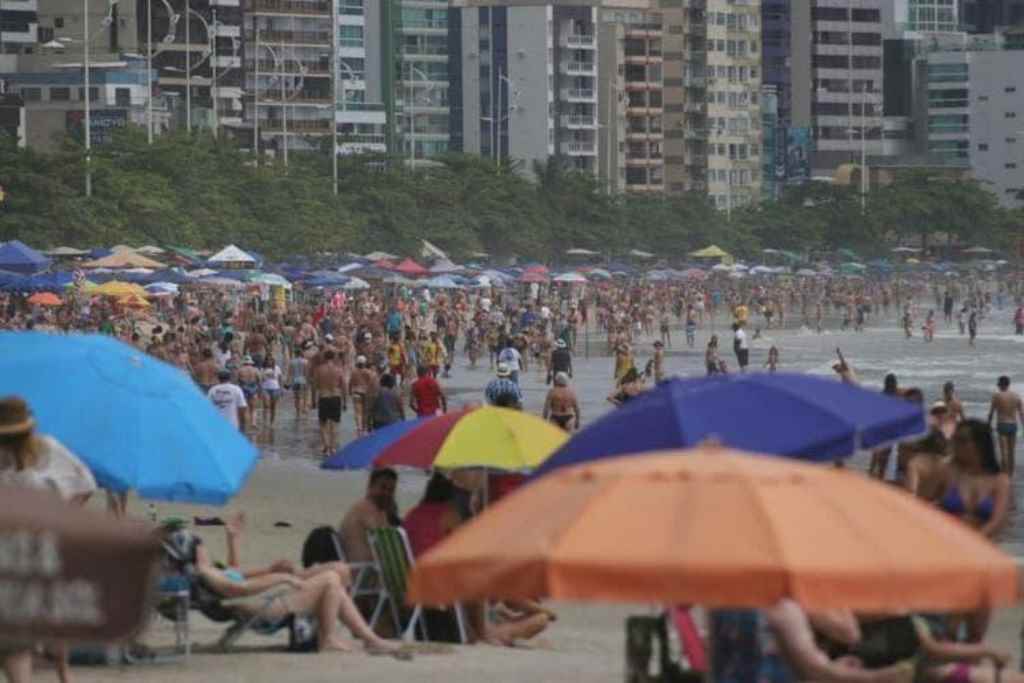 Praias de SC ficaram lotadas no feriado de Réveillon(Foto: Luis Souza / NSC TV)