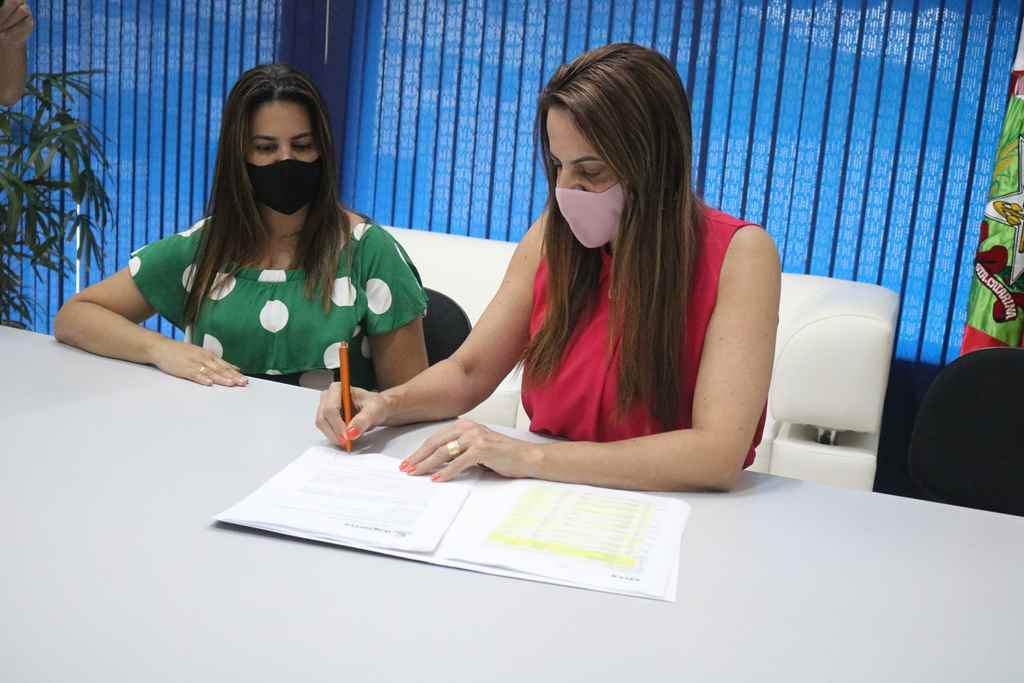 Prefeita Nilza Simas assina ordem de serviço para reforma da escola Maria da Glória