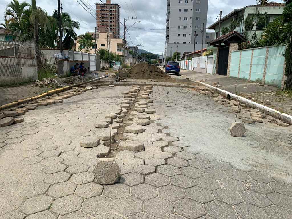 Ruas seguem recebendo manutenção no calçamento