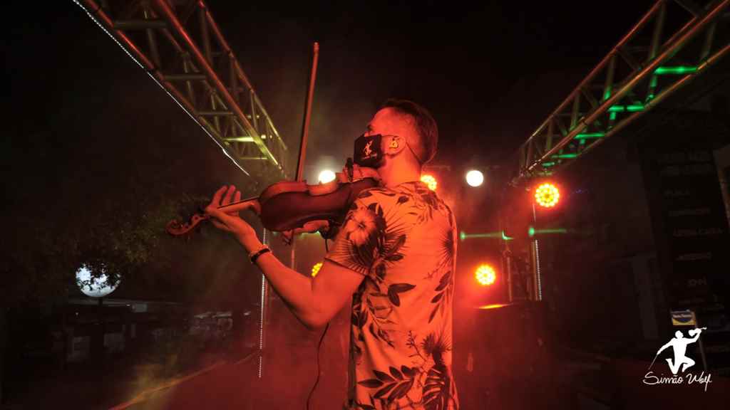 Show na Rua com Simão Wolf emociona moradores e turistas em Itapema