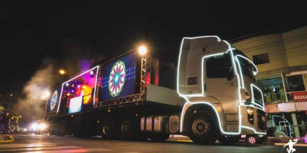 Violinista que se apresenta em cima de caminhão passará por Itapema no sábado (09/01)
