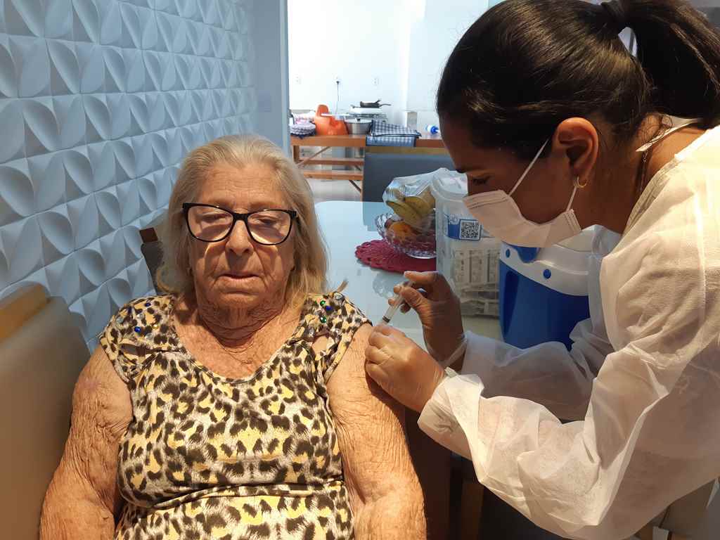 Itapema inicia a vacinação contra o coronavírus nos idosos com mais de 90 anos