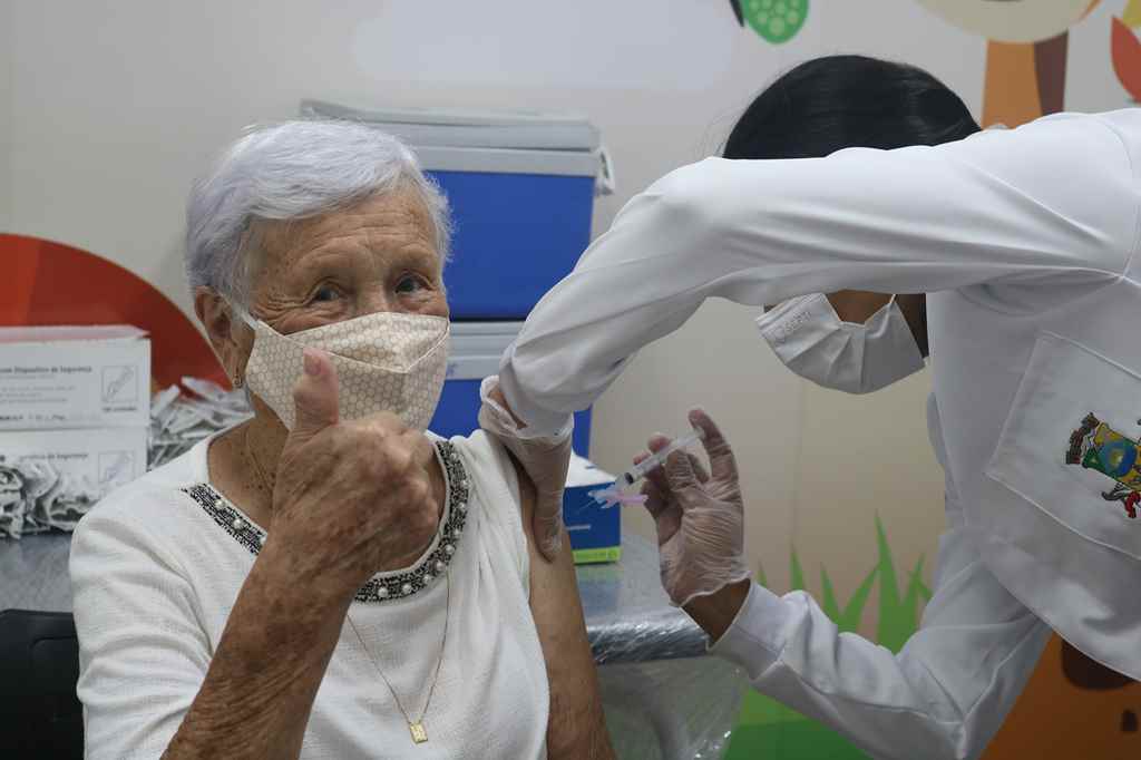 Saúde inicia vacinação nos idosos a partir dos 85 anos