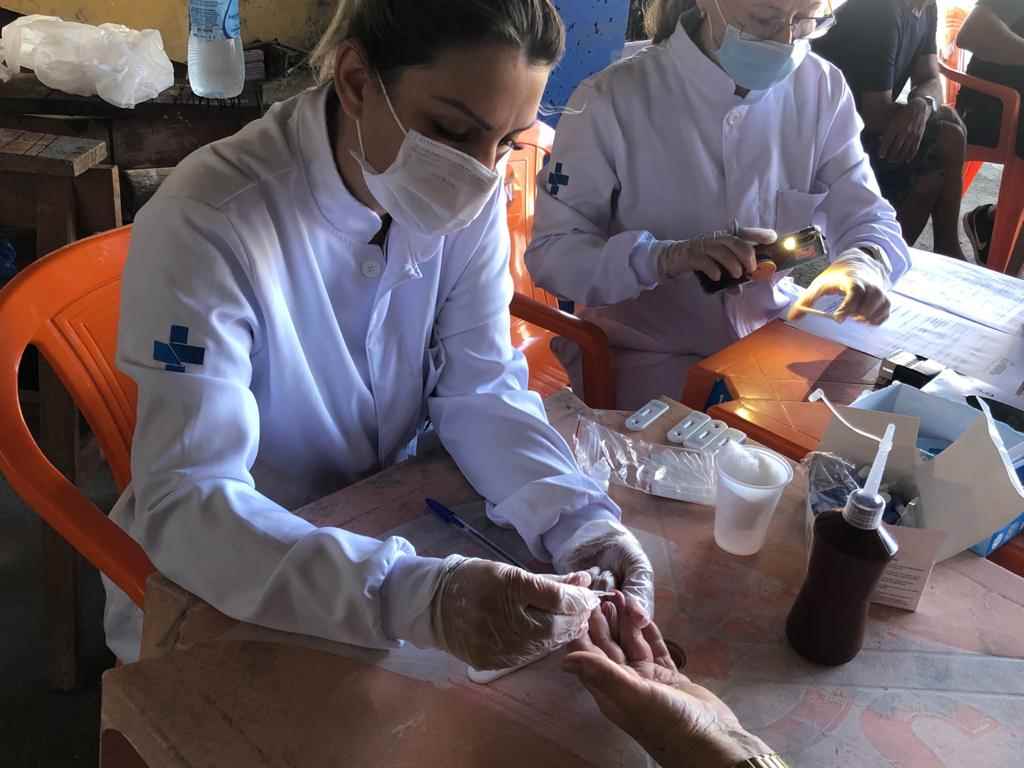 Pescadores e familiares realizam testes rápidos da COVID-19