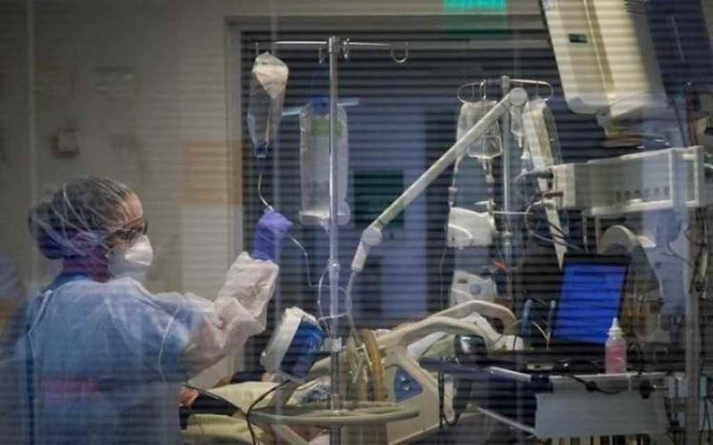 Leito de UTI com paciente de Covid-19(Foto: Zanone Fraissat, Folhapress)