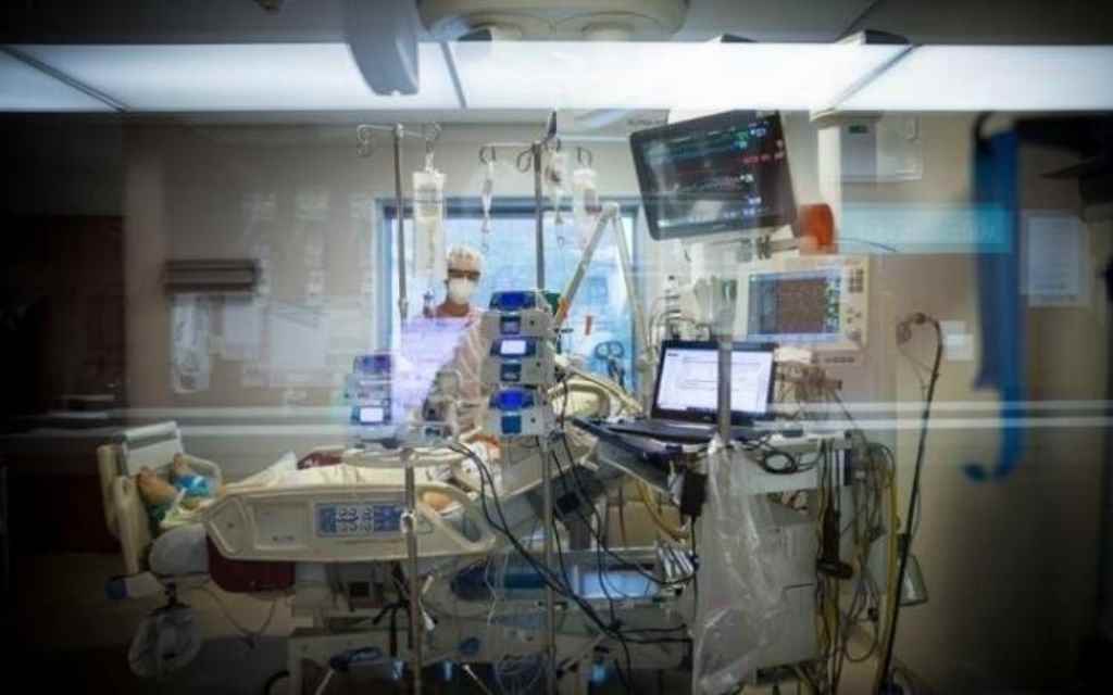 Desde sábado, o Estado registra aumento diário no total de pessoas internadas em UTIs públicas e privadas com sintomas de coronavírus(Foto: Zanone Fraissat/Folhapress)