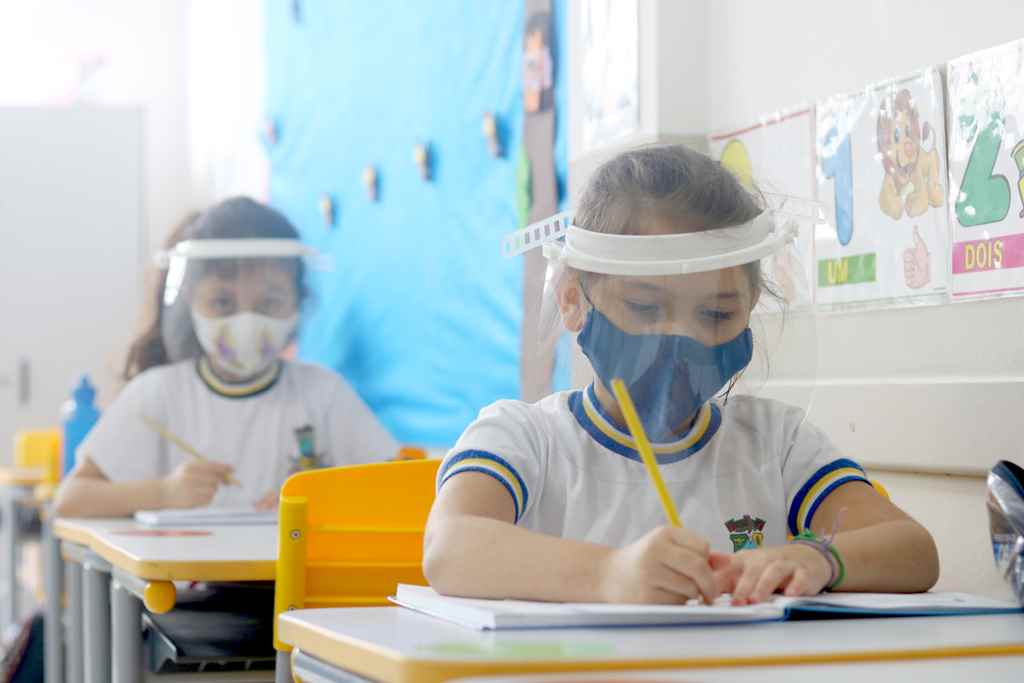 Estudantes e professores da Rede Municipal de Ensino ganham protetor facial