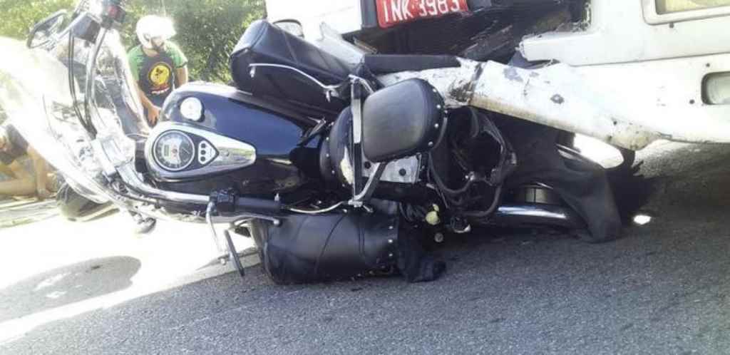 Moto ficou presa sob caminhão e foi arrastada(Foto: Redes Sociais, Divulgação)