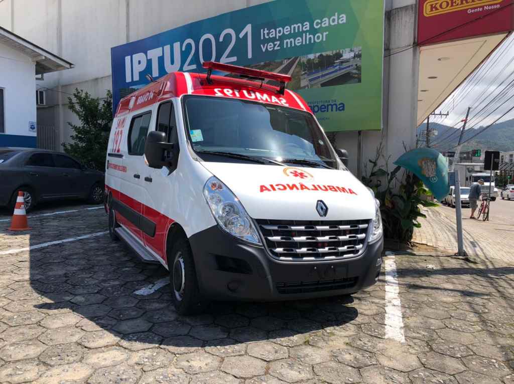 Prefeita Nilza Simas entrega nova ambulância ao SAMU