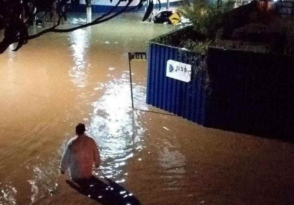 Ruas ficaram alagadas no bairro Alto São Bento(Foto: Raíne Marques)