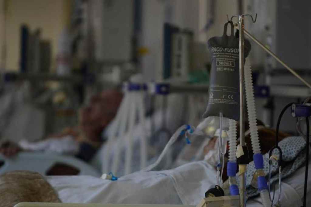 Pelo menos 387 pessoas com covid-19 esperam por vagas em leitos de UTI no Estado(Foto: Eduardo Valente / iShoot / Folhapress)