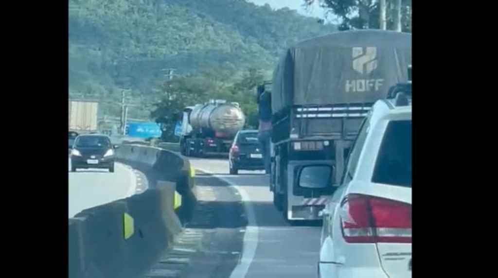 Motociclista se segurou na cabine do caminhão(Foto: reprodução/arquivo pessoal)