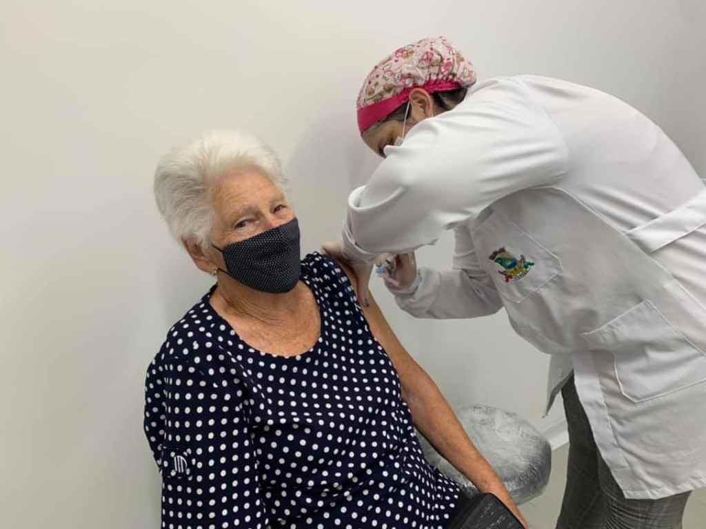 Saúde inicia vacinação nos idosos a partir dos 80 anos