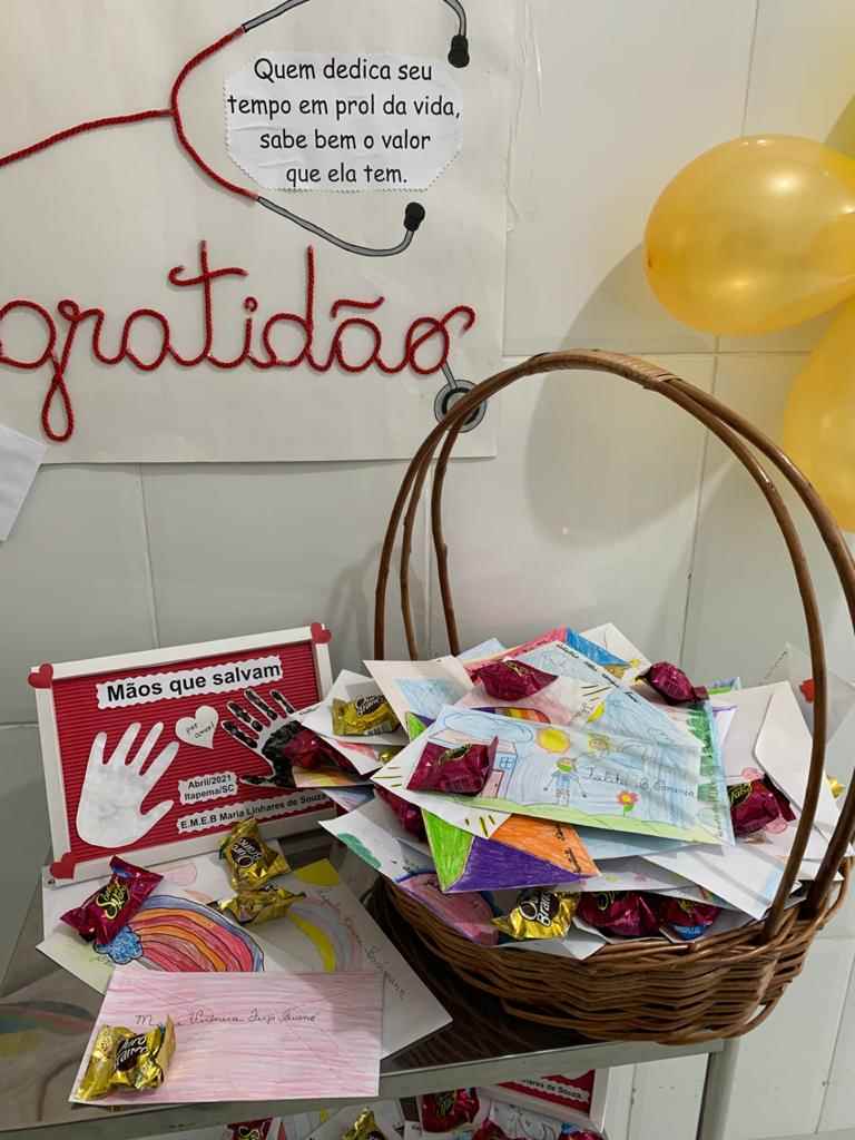 Alunos da Escola Maria Linhares de Souza escrevem cartas para os profissionais de saúde