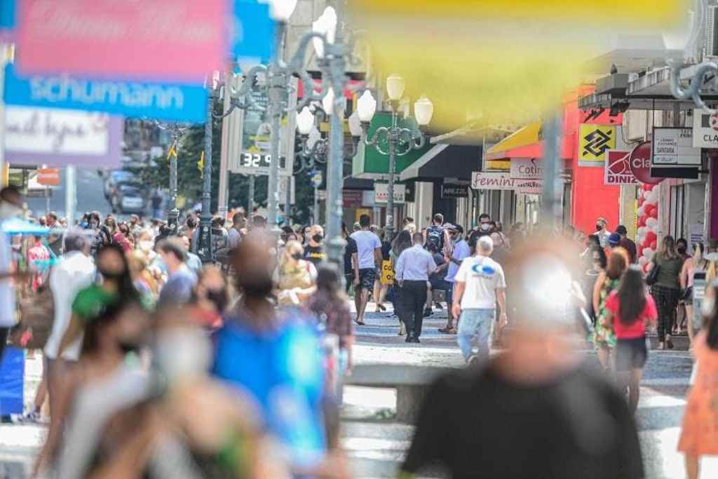 Ainda que tímida, o Estado teve nova alta de casos ativos: são 20.183 (Foto: Eduardo Valente/iShoot/Folhapress)