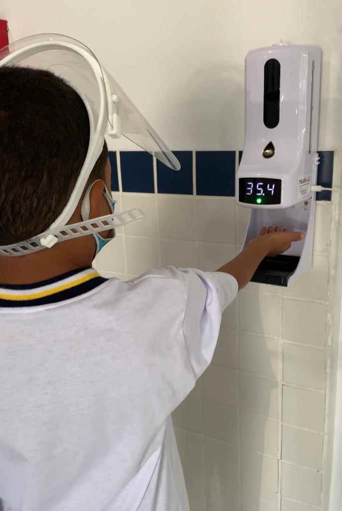 Escolas da Rede Municipal ganham dispenser eletrônico de álcool em gel e medição de temperatura