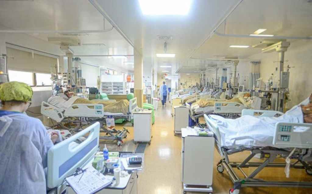 Número de pessoas na fila de espera por UTIs é a menor em 44 dias(Foto: Eduardo Valente / iShoot / Folhapress)