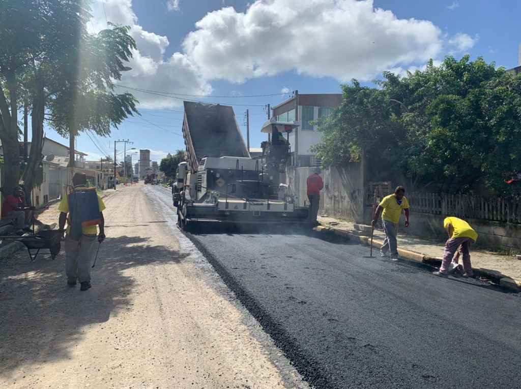 Rua 440 recebe pavimentação asfáltica no Bairro Morretes