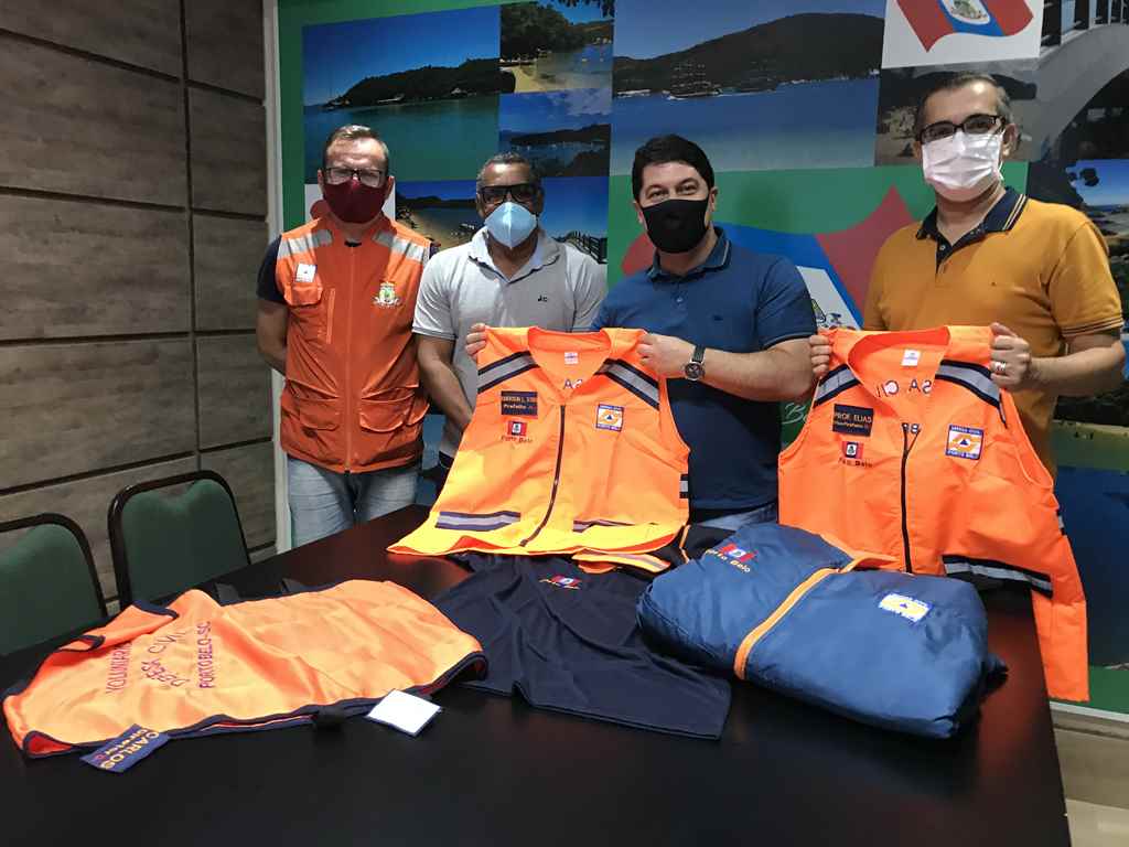 PORTO BELO - Defesa Civil de Porto Belo recebe novos uniformes