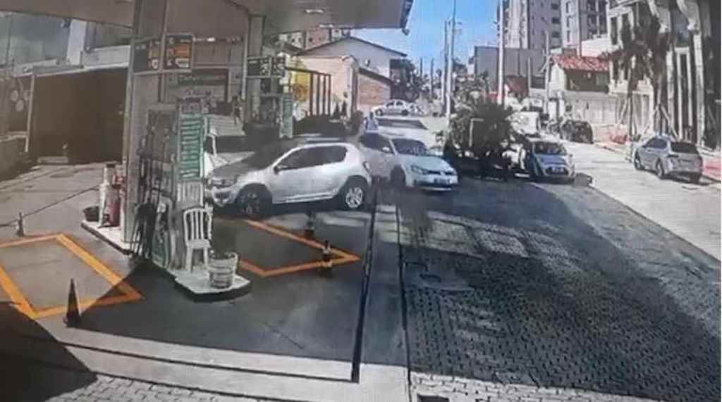 Vítima dirigia Sandero cinza, perseguido por Jetta de cor branca(Foto: Reprodução/Câmeras monitoramento)