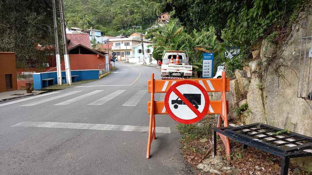 PORTO BELO - Problemas estruturais em ponte limita entrada de caminhões no bairro Araçá