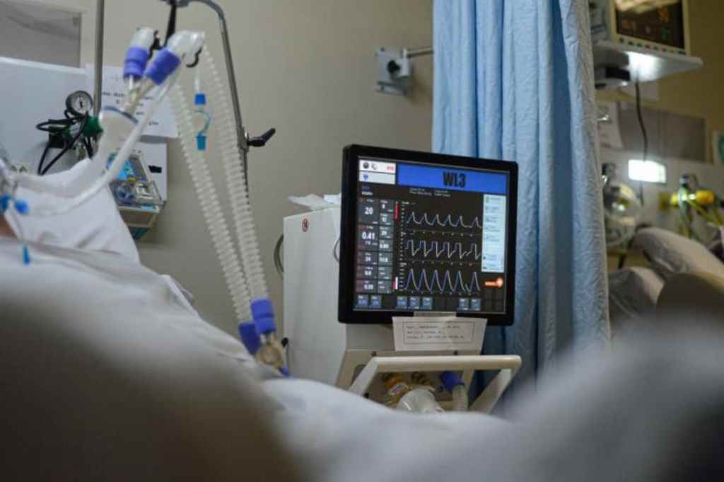 Índice de ocupação de leitos adultos de UTI do SUS é o menor desde 23 de fevereiro, mas ainda há 36 pacientes na fila de espera no Estado(Foto: Eduardo Valente / iShoot / Folhapress)