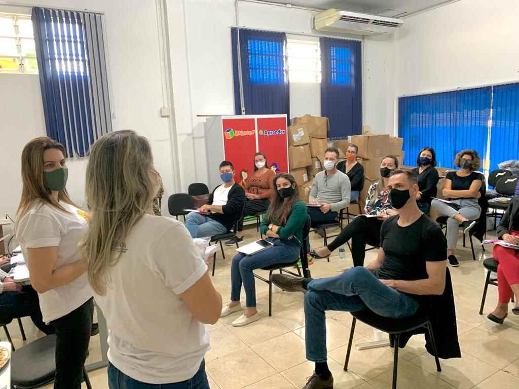 Campanha Itapema Faz Bonito iniciou com entrega de cartilhas e camisetas