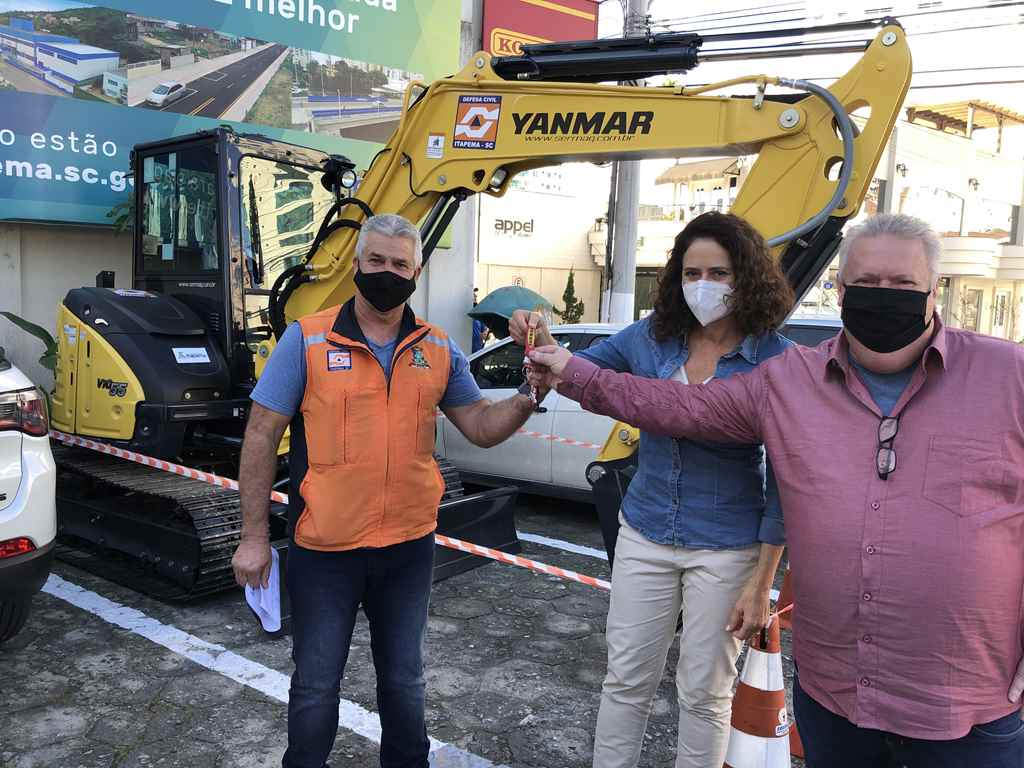 Defesa Civil ganha mini-escavadeira