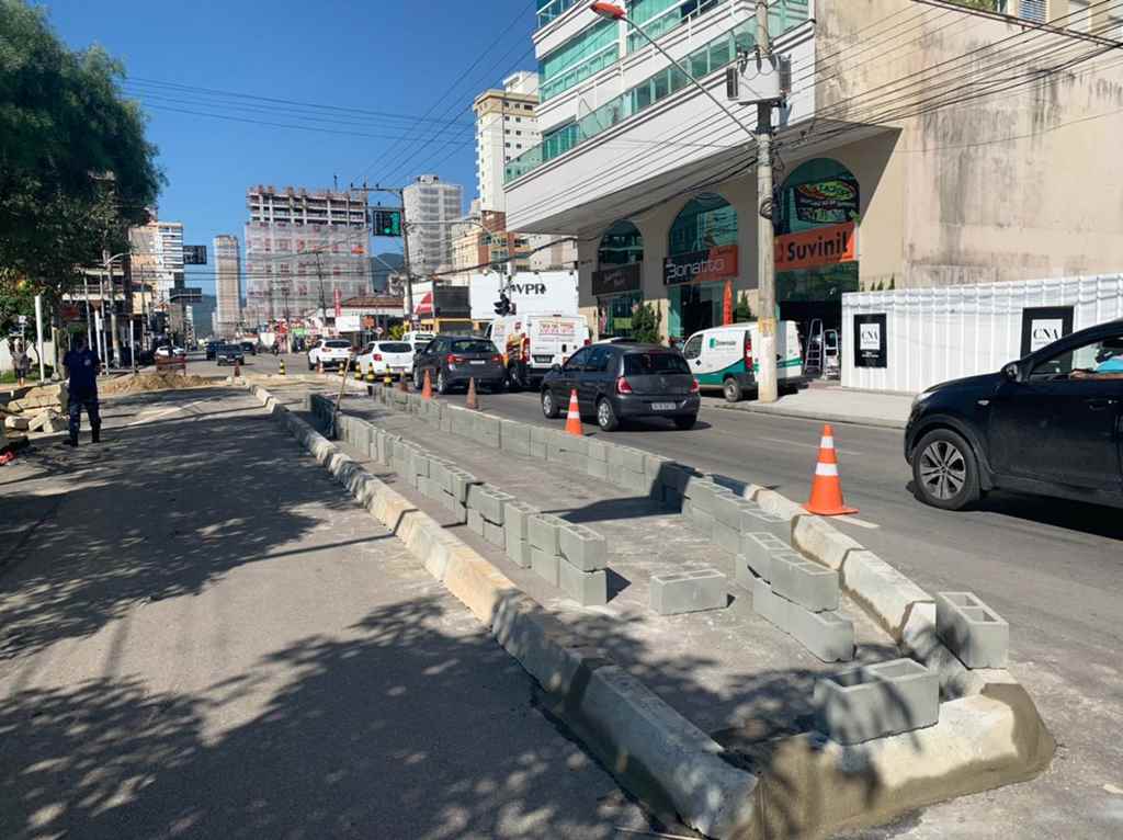 Região do semáforo da Rua 306 passa por melhorias