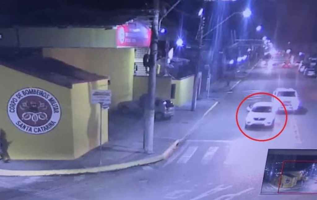 A mulher caiu no meio da pista(Foto: Polícia Militar)