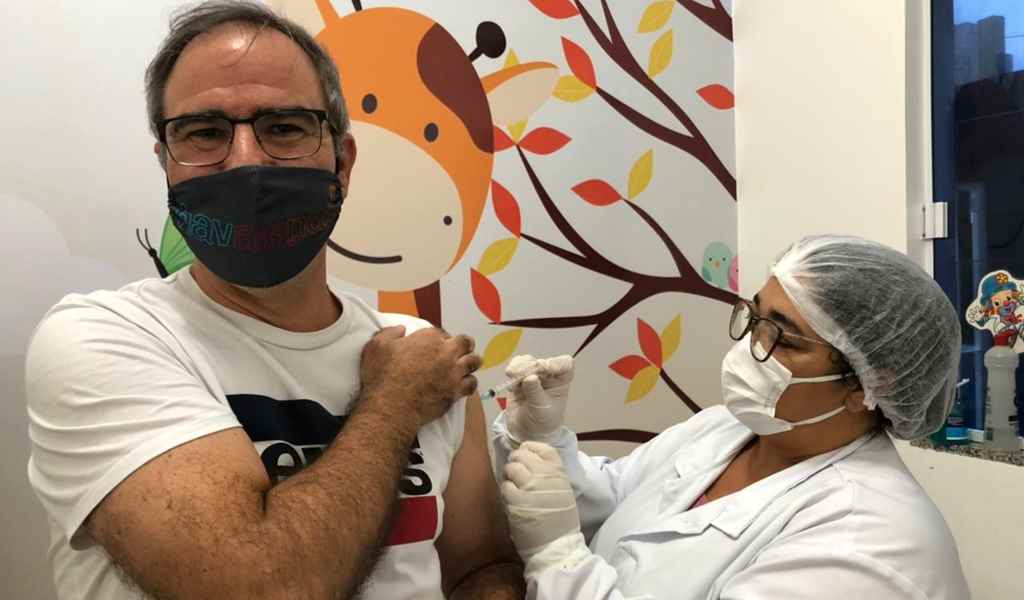 Vacinação contra a gripe continua para idosos e professores