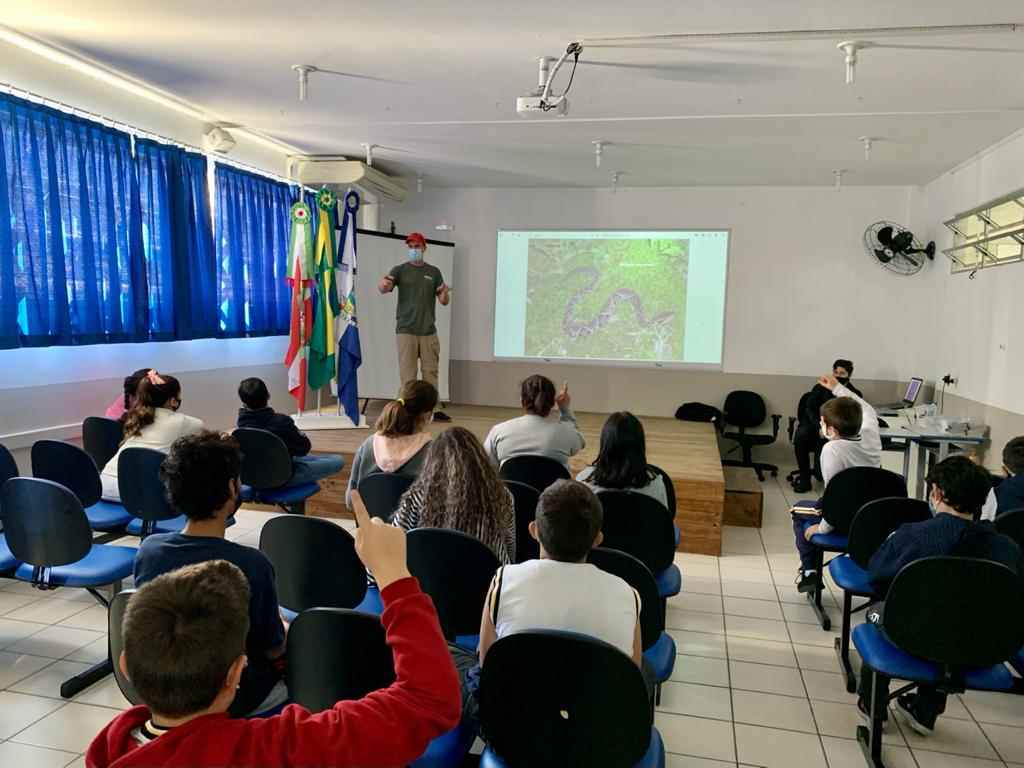Alunos da Escola Educar recebem palestra sobre fauna e flora de Itapema