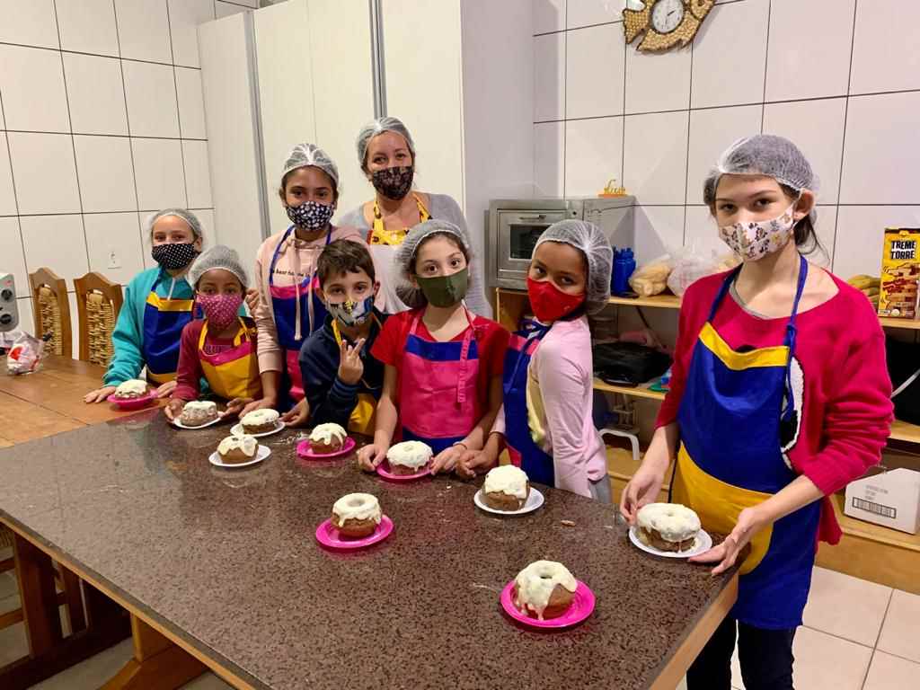 Associação Casa Branca oferece curso de culinária a crianças e adolescentes