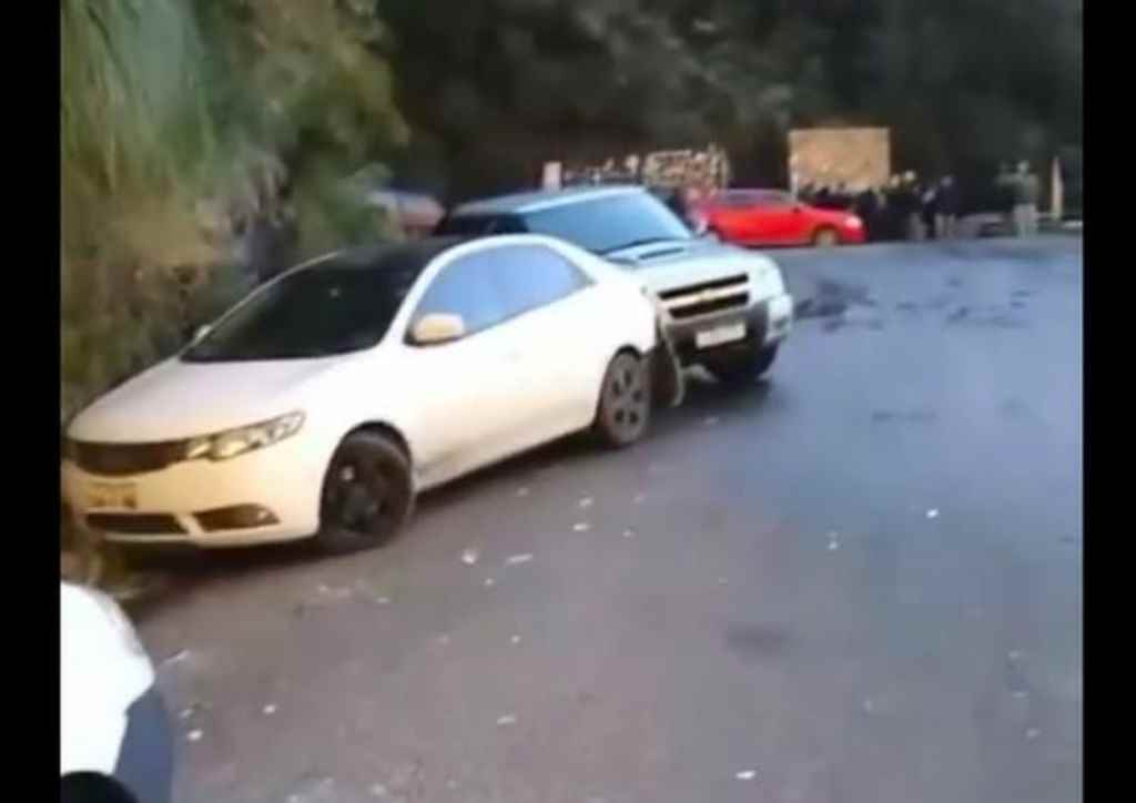 Vídeo flagrou o momento em que carros batem após derraparem sobre a pista(Foto: Reprodução)