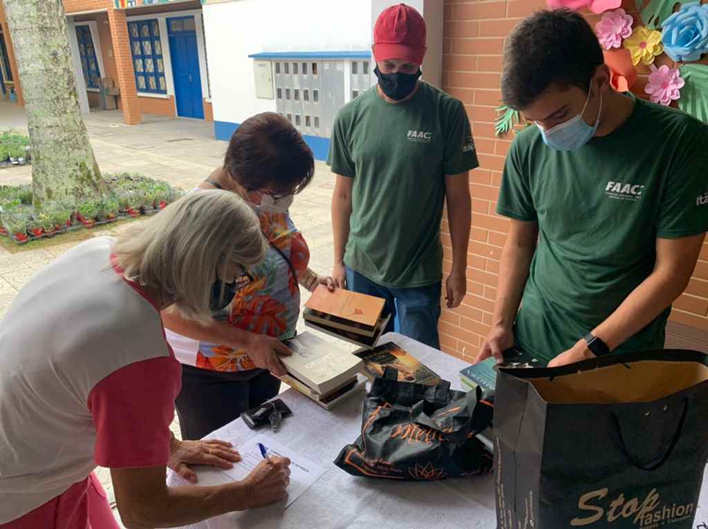 Troca de mudas por livros encerra atividades da Semana do Meio Ambiente
