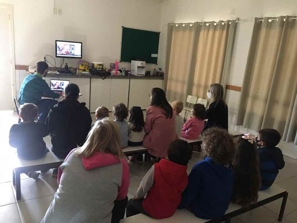 PORTO BELO - Alunos de Porto Belo trabalham Literatura Infantil através de contato com autor