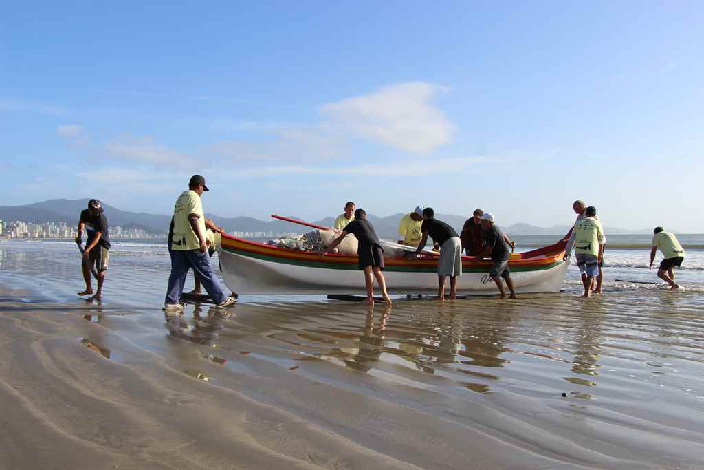 PORTO BELO - Porto Belo alerta para cuidados no mar durante pesca da tainha