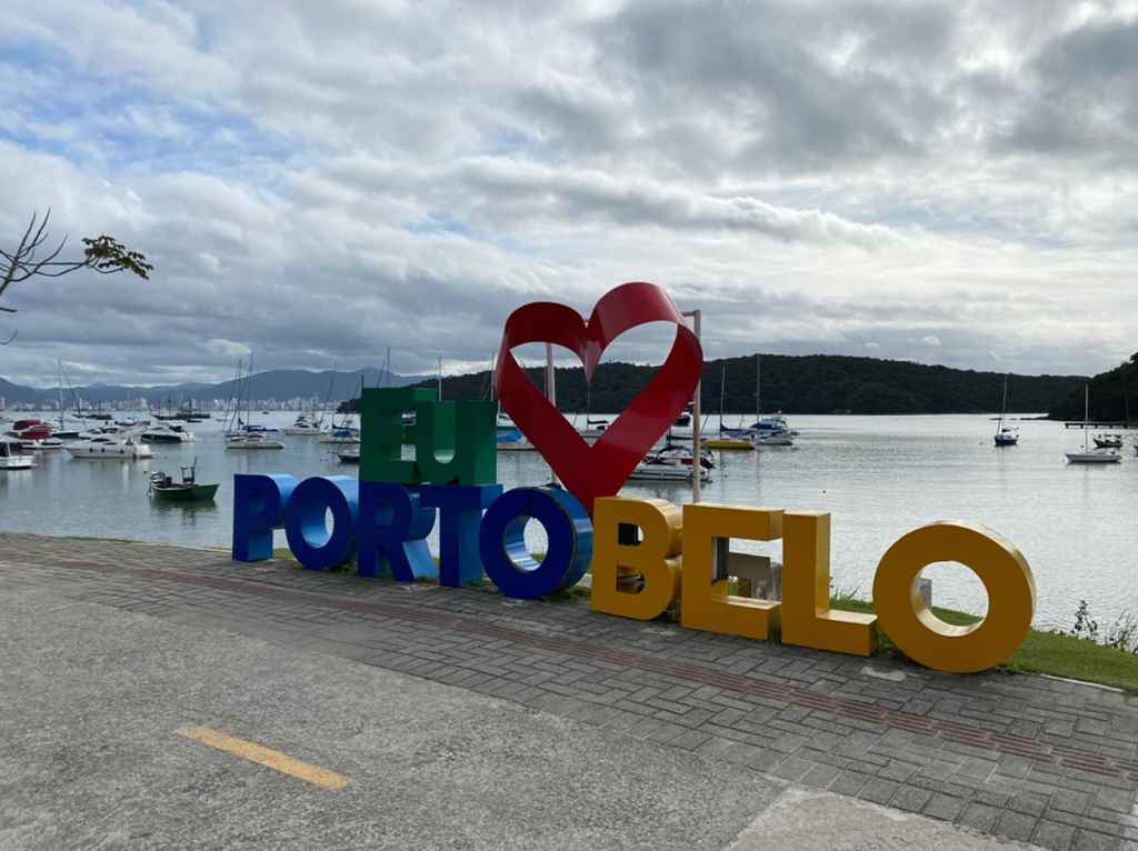 PORTO BELO - Letreiro da Enseada Encantada é retirado para reforma