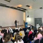 Alunos da Escola Vereador Paulo Reis recebem apresentação musical de Nego Joe sobre a cultura da paz