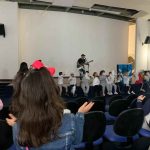 Alunos da Escola Vereador Paulo Reis recebem apresentação musical de Nego Joe sobre a cultura da paz