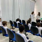 Alunos do 1° ano da Escola Luiz Francisco Vieira recebem apresentação sobre higiene pessoal